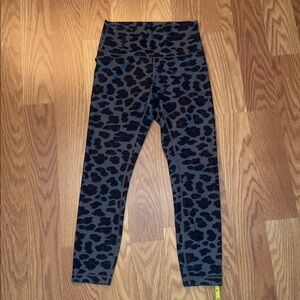 Woman’s lululemon Leopard Print Leggings 25  black grey size 6